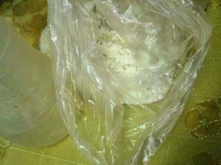 4、#年夜饭#椒盐九肚鱼,制作浆，100克油炸粉兑125毫升温水