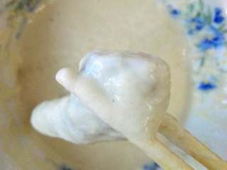 6、#年夜饭#椒盐九肚鱼,将九肚鱼裹上浆后入锅中