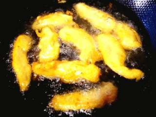 11、#年夜饭#椒盐九肚鱼,再将鱼放入锅中炸至黄色，