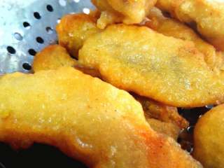 12、#年夜饭#椒盐九肚鱼,捞出沥干油份，这样做可将鱼内多余的油份逼出