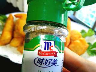 13、#年夜饭#椒盐九肚鱼,将鱼装盘，撒上味椒盐即可