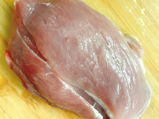 1、青椒炒肉片,准备好瘦肉