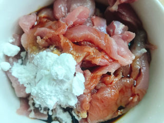 3、青椒炒肉片,加入料酒、生粉和酱油拌匀腌制15分钟