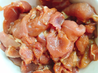 4、青椒炒肉片,腌制好的肉片。