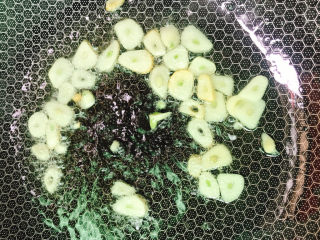 10、青椒炒肉片,下蒜片爆香