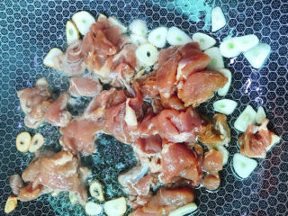 12、青椒炒肉片,倒入油锅中