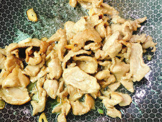 13、青椒炒肉片,炒至9成熟