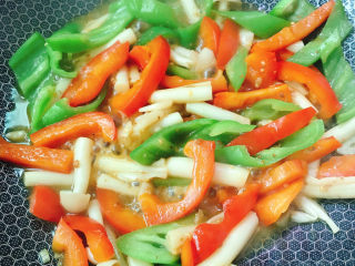 17、青椒炒肉片,放入酱油、蚝油、花椒粉炒熟