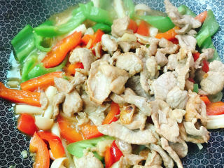 18、青椒炒肉片,倒入肉片