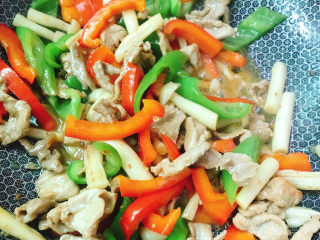 19、青椒炒肉片,翻炒均匀即可。