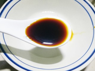 8、超级爽口的凉拌腐竹,加2勺生抽。