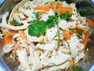 11、超级爽口的凉拌腐竹,放一勺食盐充分拌匀。