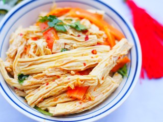 12、超级爽口的凉拌腐竹,充分拌匀。