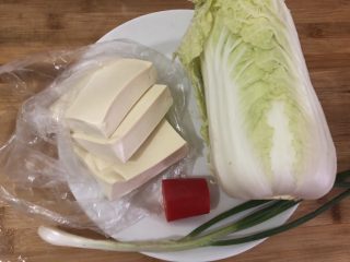 1、白菜炒豆腐,准备所需食材