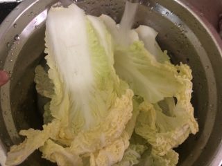 2、白菜炒豆腐,白菜掰下来清洗一下