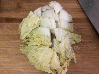 3、白菜炒豆腐,切小块