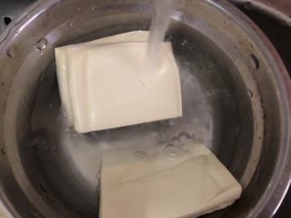4、白菜炒豆腐,豆腐过一下清水