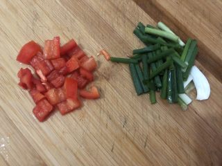 6、白菜炒豆腐,红椒、葱切好