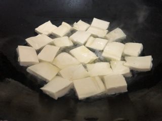 8、白菜炒豆腐,然后下豆腐煎一下
