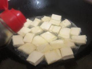 9、白菜炒豆腐,下点生抽让它入味些，再翻另一面也煎一下盛出