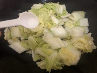 11、白菜炒豆腐,翻炒微软下盐
