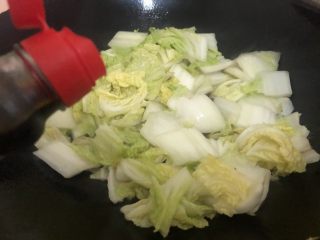 12、白菜炒豆腐,然后下点生抽翻炒均匀