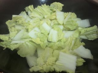 10、白菜炒豆腐,洗一下锅，大火把锅烧热下油，然后下白菜（煎豆腐的油也可以一起倒下去）