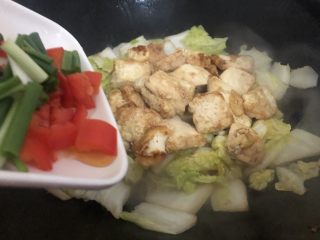 14、白菜炒豆腐,跟着下红椒、葱
