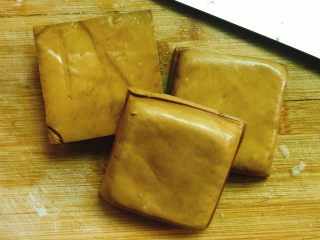 1、蒜苗炒香干,准备好香干