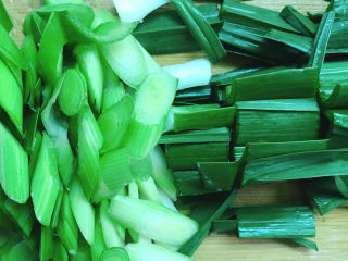 5、蒜苗炒香干,切成段