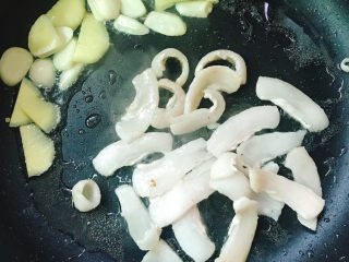 11、蒜苗炒香干,放入肥肉