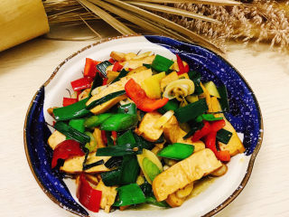 18、蒜苗炒香干,装入盘中