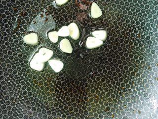 5、油菜豆腐,下蒜片炒香