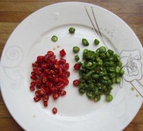 4、四川藤椒鸡 ,切好青红小米椒。