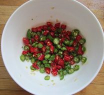 5、四川藤椒鸡 ,小米椒中加入盐腌一会儿，使辣味出来。