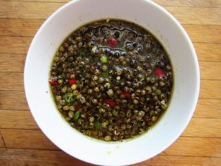 8、四川藤椒鸡 ,然后加青红椒，加煮鸡的水约100ML，加入盐、鸡精、生抽、白胡椒拌匀。