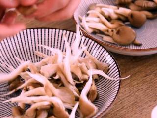 1、鲜菇,鲜蘑菇洗净沥干水分，撕成小条备用