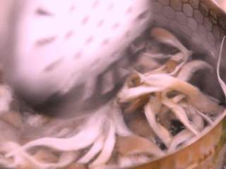 2、鲜菇,沸水下鲜菇焯烫