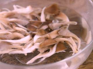3、鲜菇,再次沸腾后捞出过凉