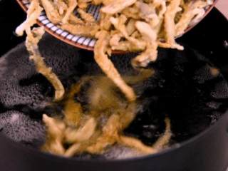 6、鲜菇,油热至7成热时，小火下鲜菇