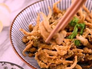 7、鲜菇,炸至淡黄色捞出