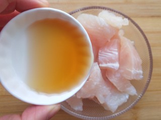 3、椒麻巴沙鱼，承包你的整个胃,加入料酒。