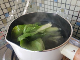 5、椒麻巴沙鱼，承包你的整个胃,油菜入水焯。