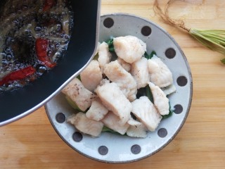 9、椒麻巴沙鱼，承包你的整个胃,趁热直接浇在鱼肉上。