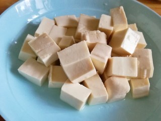 6、茄香麻婆豆腐,滑溜爽嫩,豆腐切成小块