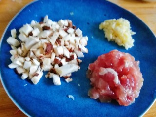 9、茄香麻婆豆腐,滑溜爽嫩,香菇切丁,瘦肉末用料酒、盐腌制,蒜末