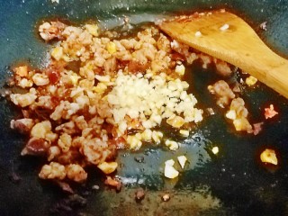 12、茄香麻婆豆腐,滑溜爽嫩,倒入蒜末