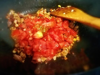 13、茄香麻婆豆腐,滑溜爽嫩,倒入西红柿