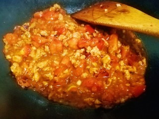 14、茄香麻婆豆腐,滑溜爽嫩,加西红柿是为调味,所以要将西红柿炒烂,形成西红柿汤汁