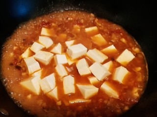 17、茄香麻婆豆腐,滑溜爽嫩,倒入豆腐炖煮3分钟,中途放入盐